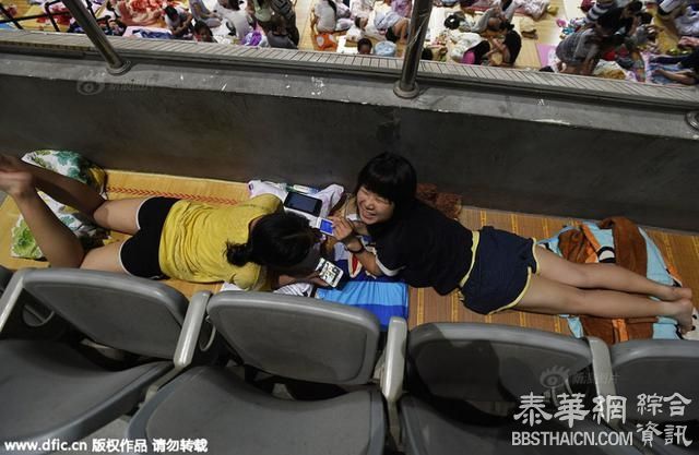 武汉千名大学生体育馆过夜避暑