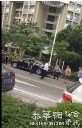 深圳城管殴打当街举牌中介，目击者：城管被问“买得起房么”