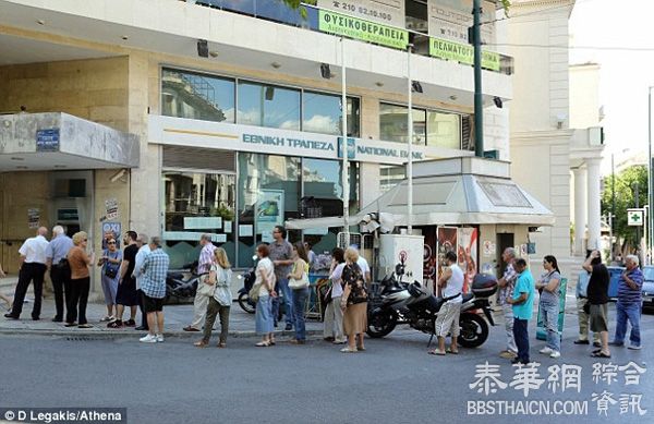 希腊公投后，一些人排队领救济食品，一些人吃大餐