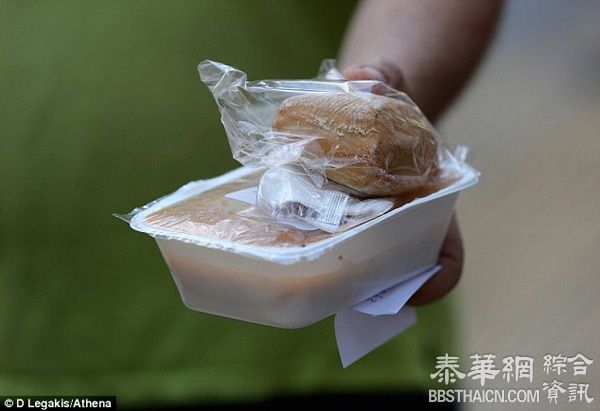 希腊公投后，一些人排队领救济食品，一些人吃大餐