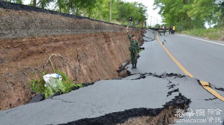 沙缴府道路塌陷300米