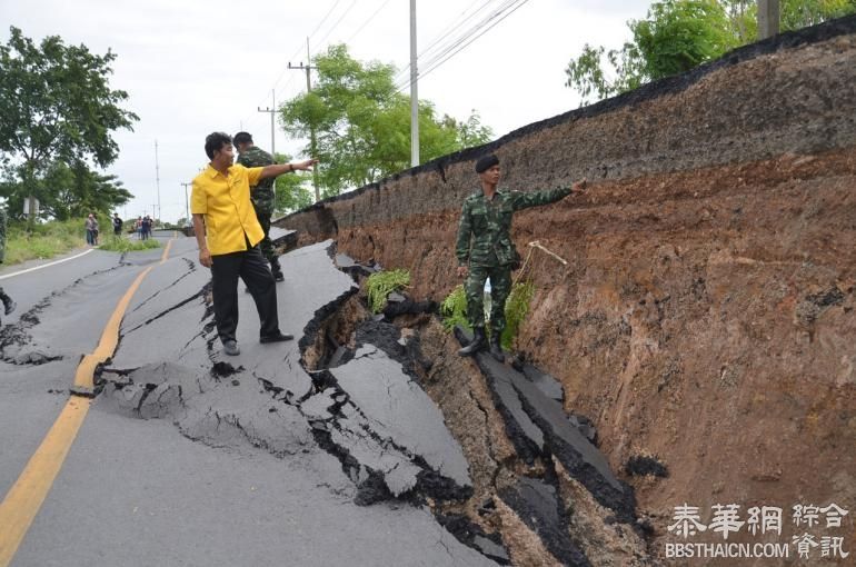 沙缴府道路塌陷300米