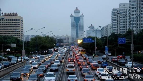 开车像开战斗机！外国女记者体验中国