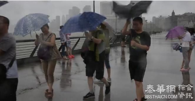 台风“灿鸿”与上海擦肩而过，市民游客浦江边观“风”景