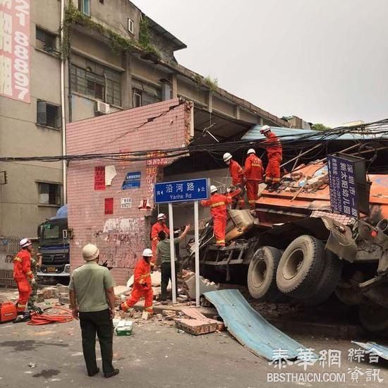 凌晨环卫车撞塌房屋，为护幼子父亲不幸被砸中身亡