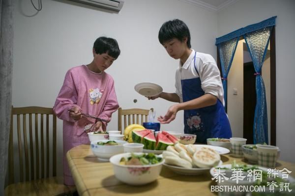 “西海固”孩子在上海的一天：学会过马路，感慨游泳池浪费水