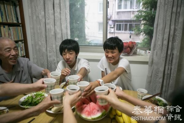“西海固”孩子在上海的一天：学会过马路，感慨游泳池浪费水