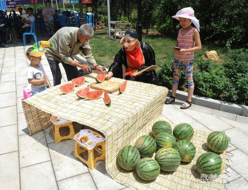 多卖点瓜不容易 小贩扮二师兄“八戒”烈日下卖瓜