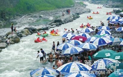 四川最高温度飙至38.8℃ 成都万人打水麻将避暑