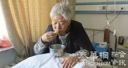 一对双胞胎美女，一个在中国长大，一个在美国长大，结果…太令人震惊了