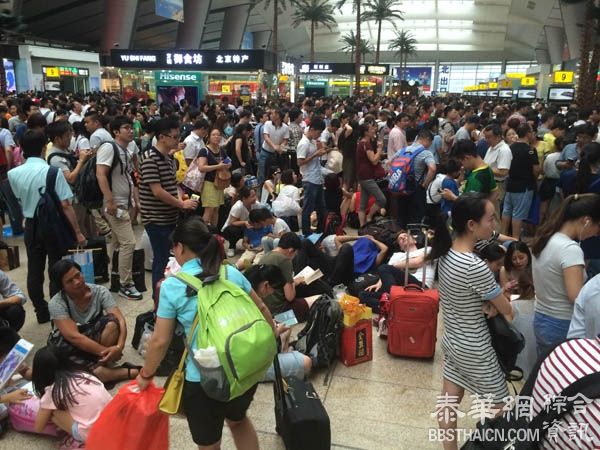 京沪高铁故障半日：一趟趴窝多趟延误，大量旅客滞留车站