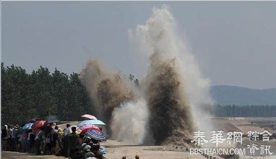 钱塘江现罕见交叉潮 场面壮观引游客观赏