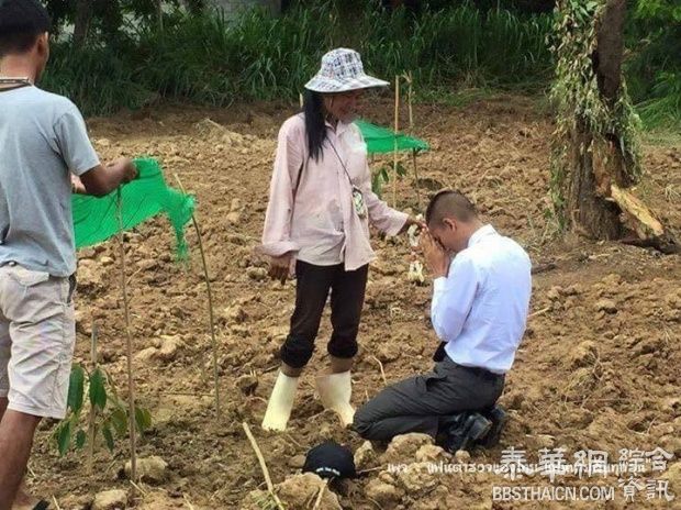 男儿拿到警服回家跪谢父母