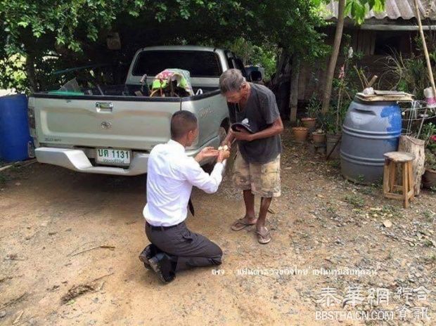 男儿拿到警服回家跪谢父母