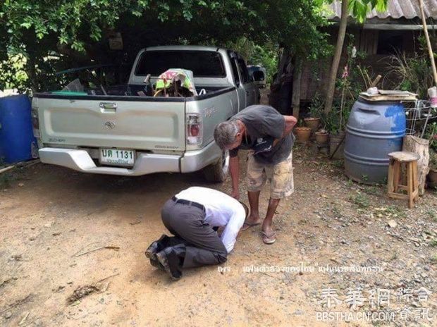 男儿拿到警服回家跪谢父母