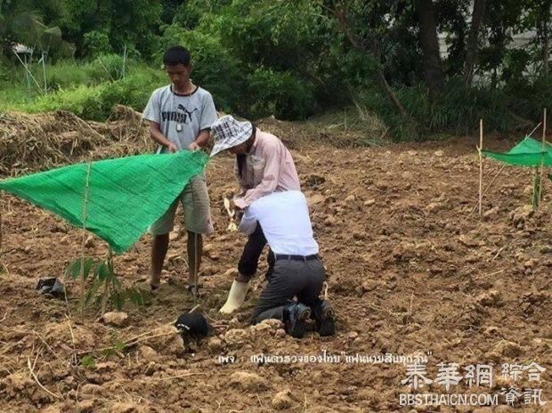 男儿拿到警服回家跪谢父母