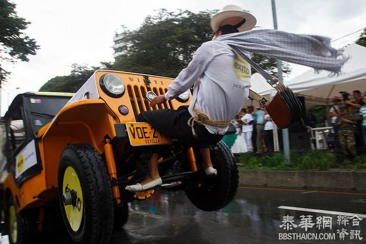 哥伦比亚的特殊节日 开吉普车集体出游