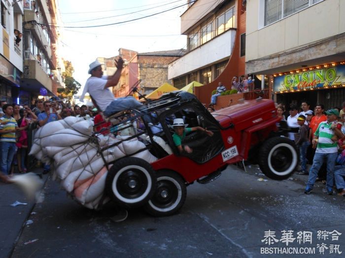 哥伦比亚的特殊节日 开吉普车集体出游