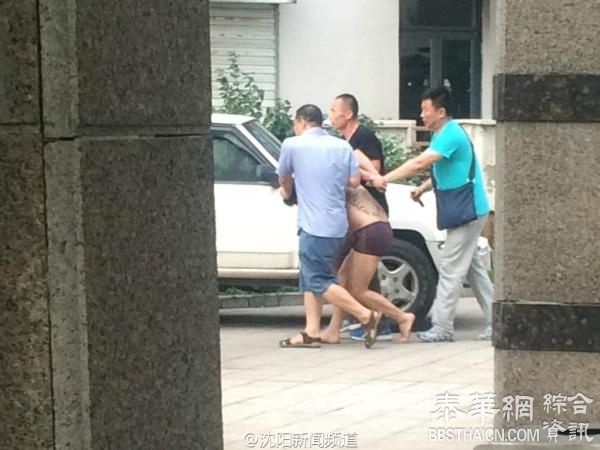 沈阳两老人疑遭纹身男劫持，男子与警方对峙2小时后被带走