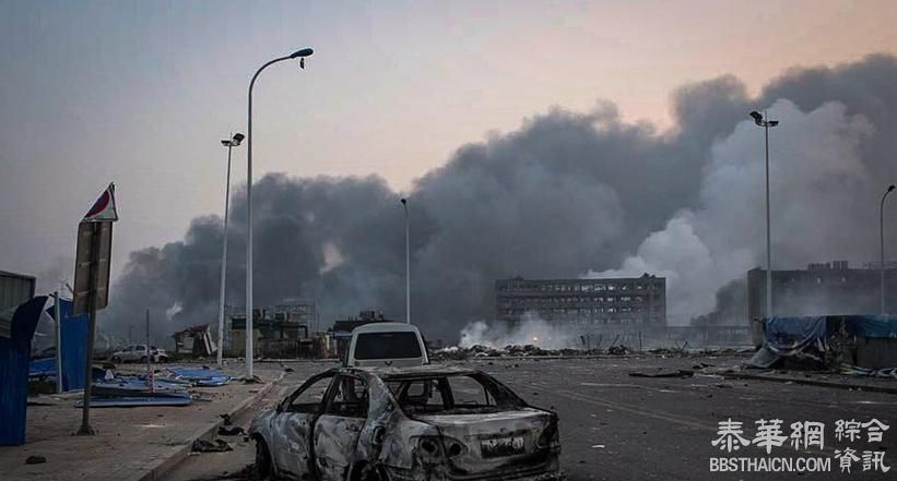 天津港区爆炸现场：冒出滚滚浓烟，邻近厂房几乎被摧毁