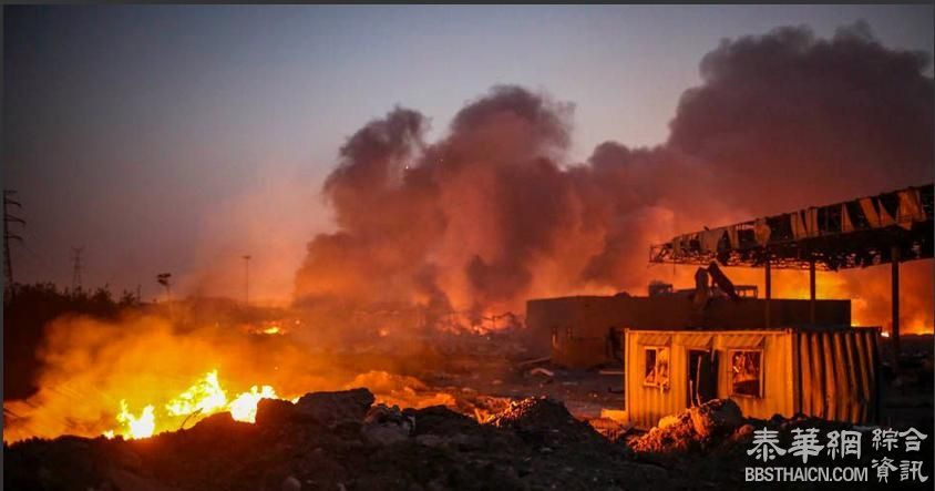 天津港区爆炸现场：冒出滚滚浓烟，邻近厂房几乎被摧毁