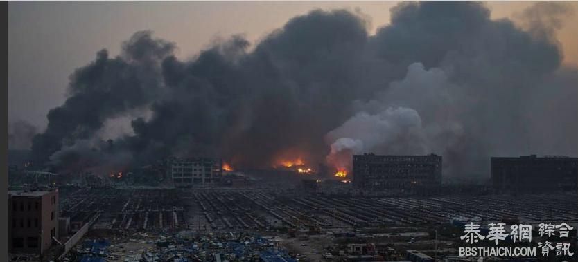 天津港区爆炸现场：冒出滚滚浓烟，邻近厂房几乎被摧毁