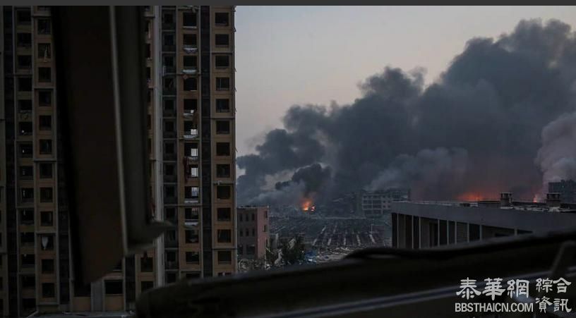 天津港区爆炸现场：冒出滚滚浓烟，邻近厂房几乎被摧毁