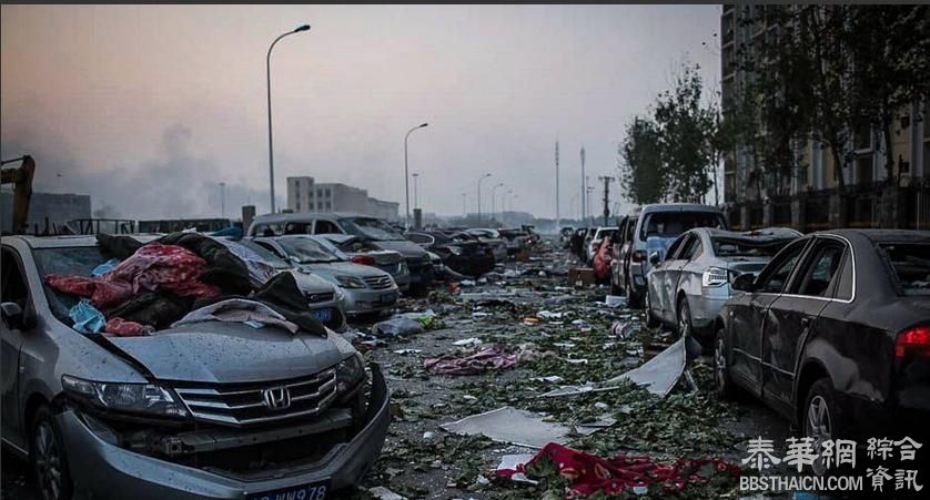 天津港区爆炸现场：冒出滚滚浓烟，邻近厂房几乎被摧毁