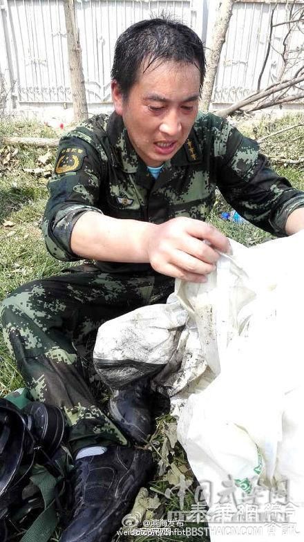 进入核心区搜救的9名官兵从现场出来脱掉防化服，他们像被水洗过一样……