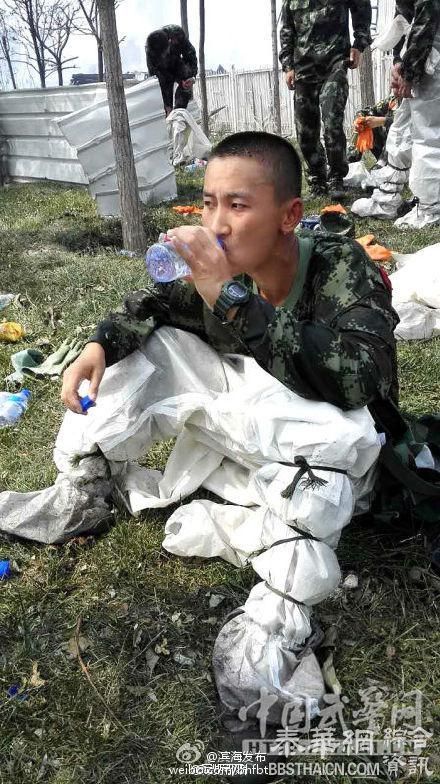 进入核心区搜救的9名官兵从现场出来脱掉防化服，他们像被水洗过一样……