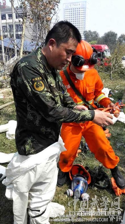 进入核心区搜救的9名官兵从现场出来脱掉防化服，他们像被水洗过一样……