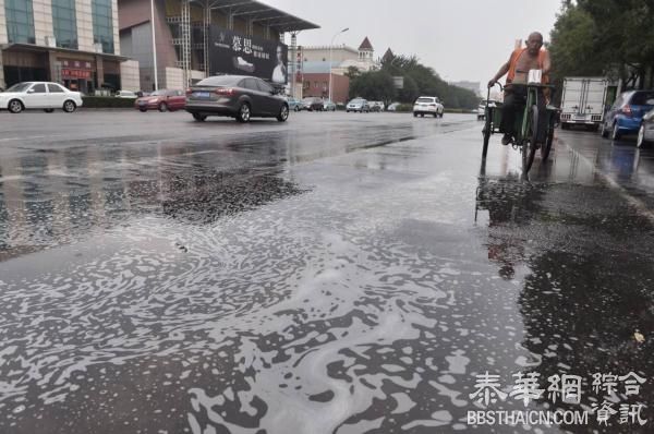 雷阵雨雨停后街上积水上出现白色漂浮物