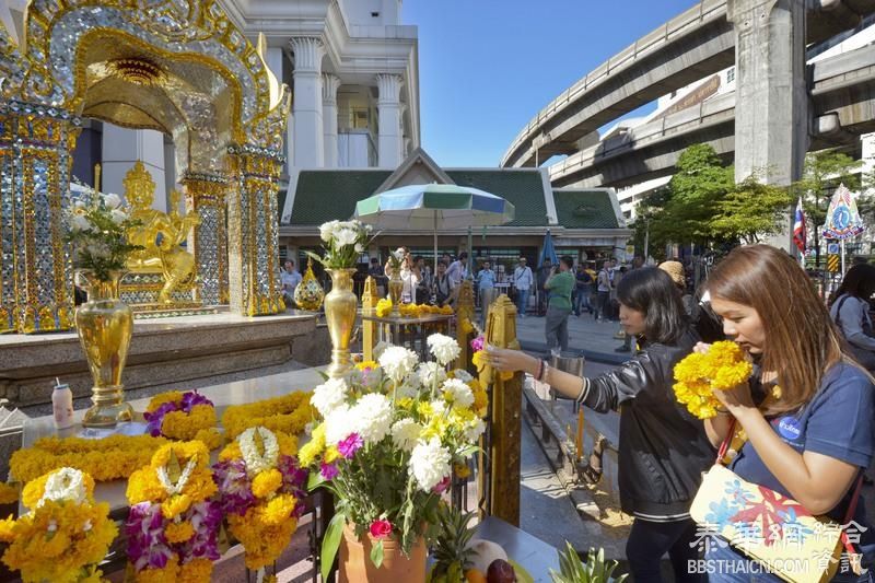 曼谷四面佛寺重新开放 民眾纷涌祈福