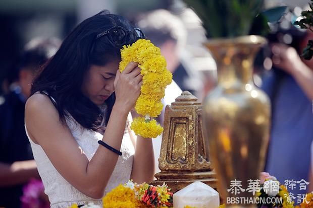 家属重返现场祭拜 各国民众自发悼念