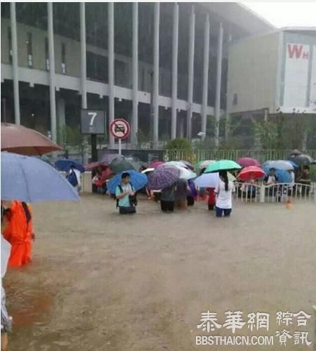 上海暴雨空姐走T台上班