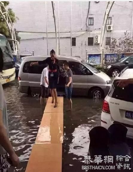 上海暴雨空姐走T台上班