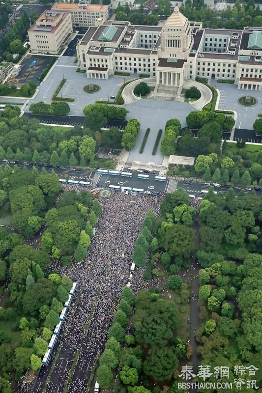 日本反安保法民眾包围国会 号称12万人