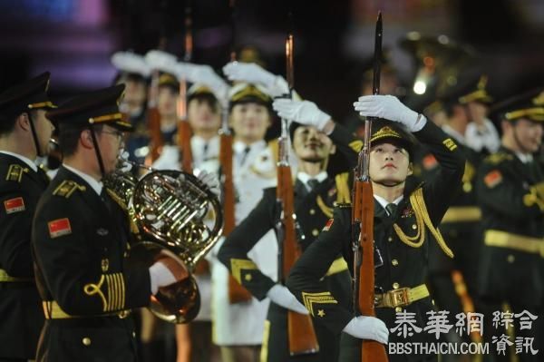 中国仪仗队女兵首次海外亮相，莫斯科红场枪操引全场尖叫