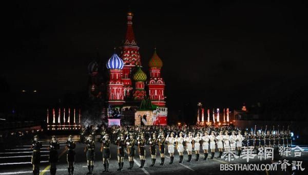 中国仪仗队女兵首次海外亮相，莫斯科红场枪操引全场尖叫