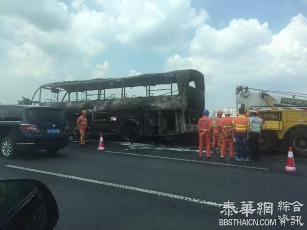 上海高速路一旅游大巴疑因自燃烧成车架，乘客安全疏散