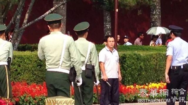 神秘男子 北京天安门广场亮刀