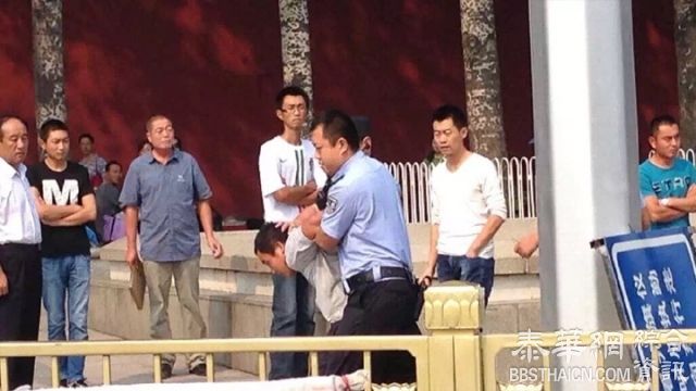 神秘男子 北京天安门广场亮刀