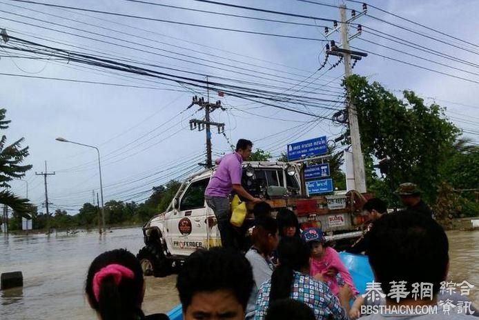 受台风梵高影响春武里罗勇府成泽国   专家：雨量大与海水倒灌所致