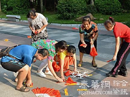 无人机给女友送月饼劵 遭大妈击落哄抢