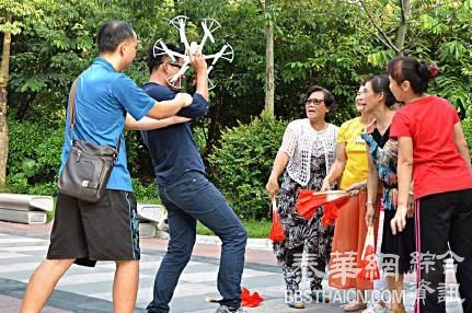 无人机给女友送月饼劵 遭大妈击落哄抢