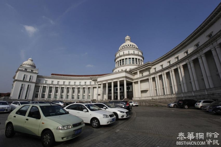 无锡一建筑酷似美国国会大厦 沦为免费停车场