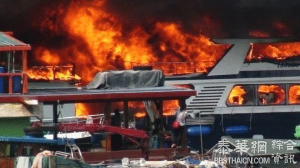 香港维多利亚港大火 十几艘船遭殃