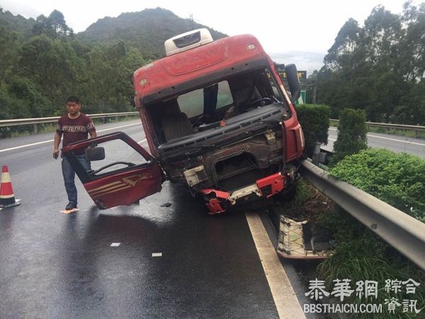 浙江一货车高速上出事故30多吨大米散落，村民开铲车抢米