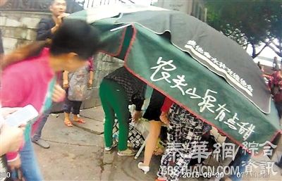 重庆女马路产子众人齐帮忙   家人给孩子取名“国庆”