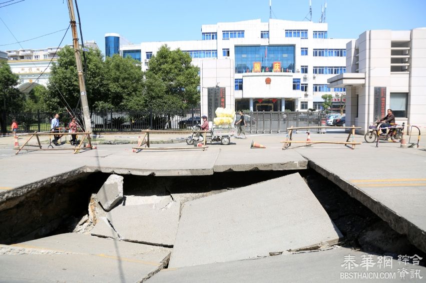 南昌城区一路段发生路面塌陷 深约两米